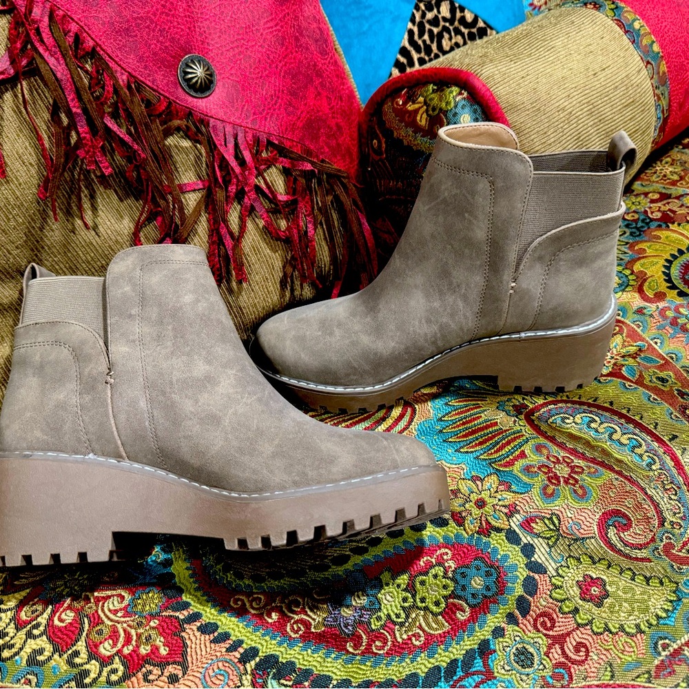 Dolce Vita brand new size 9. Comfy!!